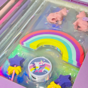 
Kit Escolar Unicórnio Encantado com Lápis e Borrachas – 11 Peças Fofy Magical